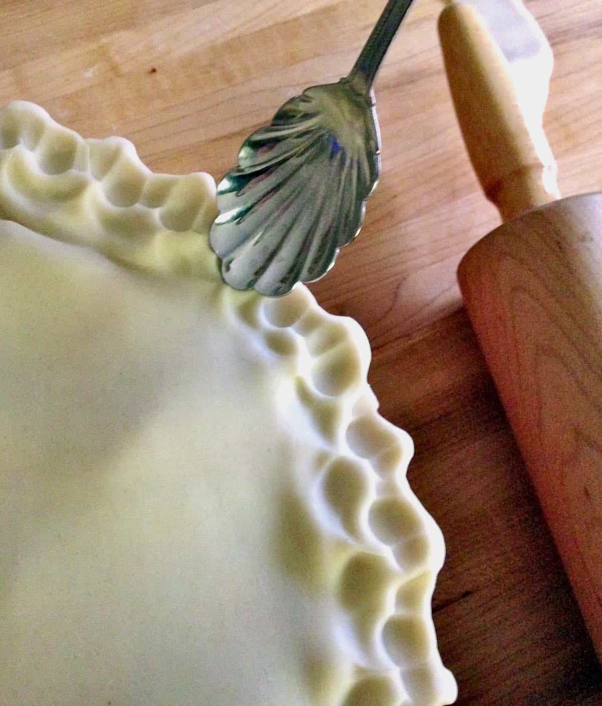 creating fluted pie edge