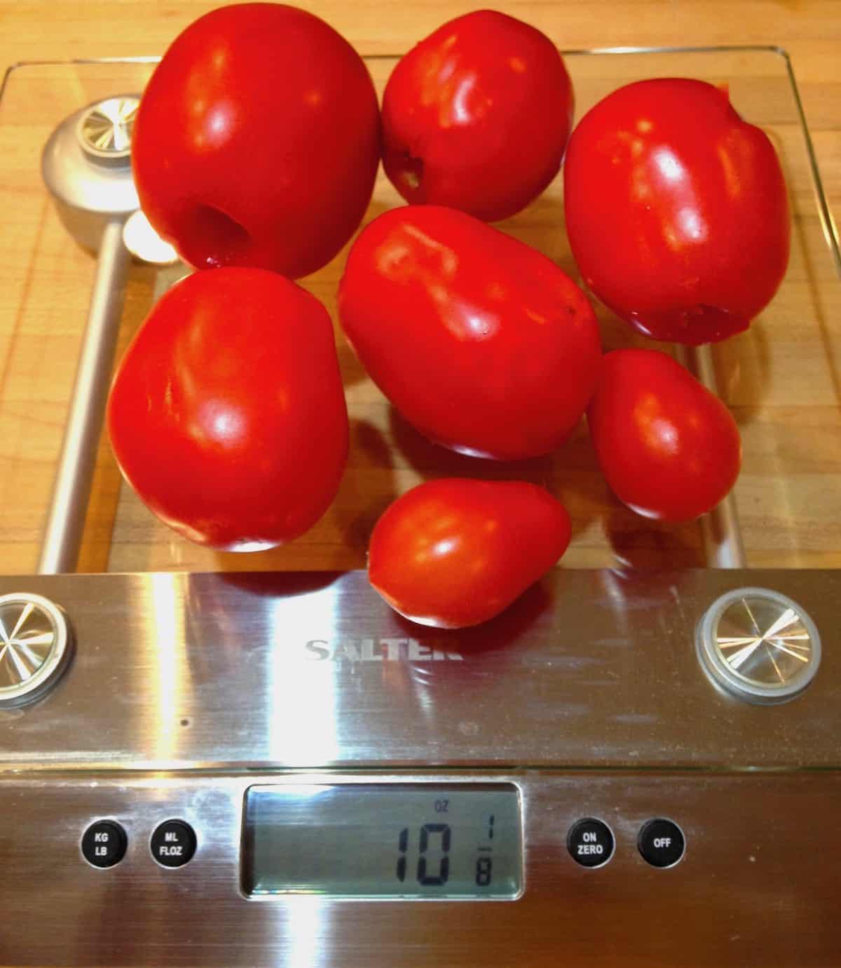 What 10 ounces of tomatoes look like on scale.