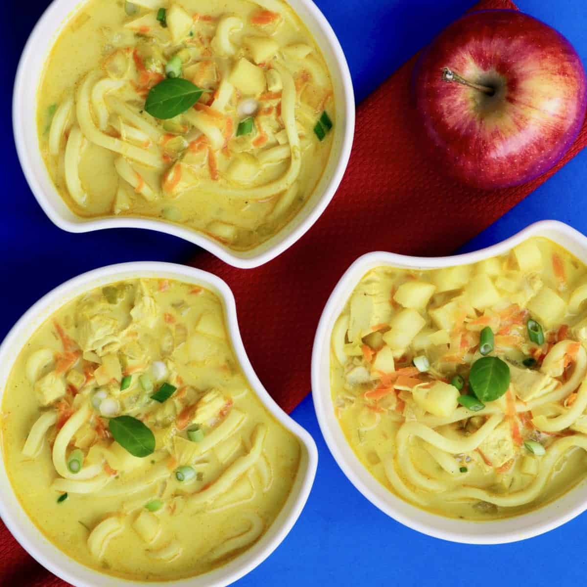 Mulligatawny noodle soup with apple.