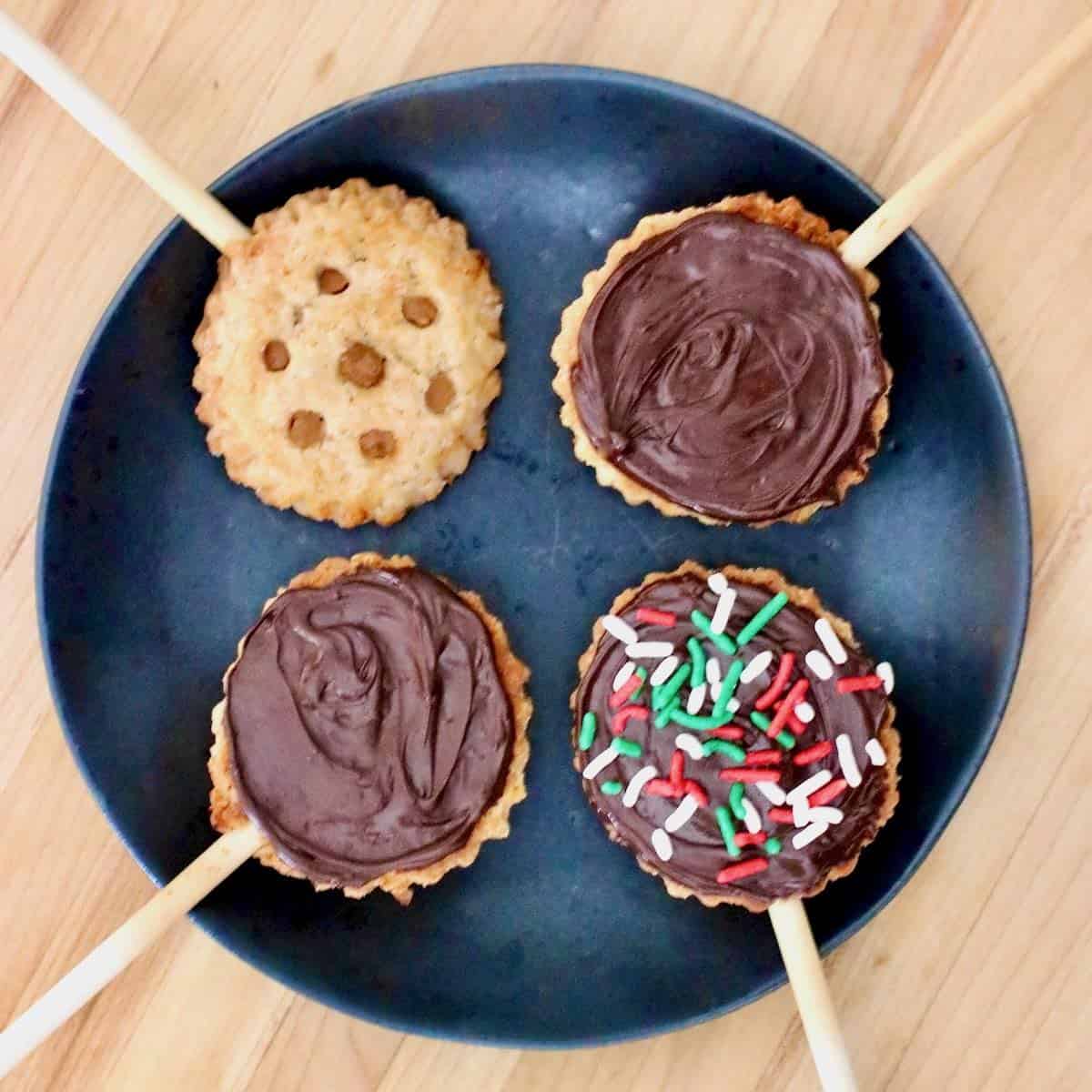 Cookie pie pops.