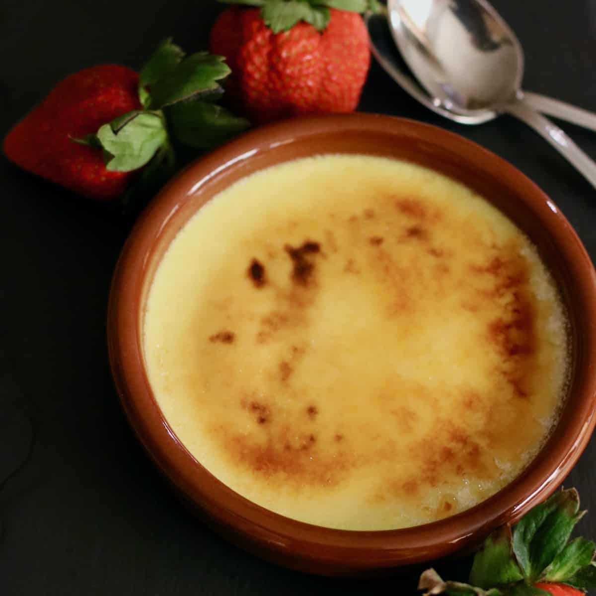 Creme brûlée with strawberries.