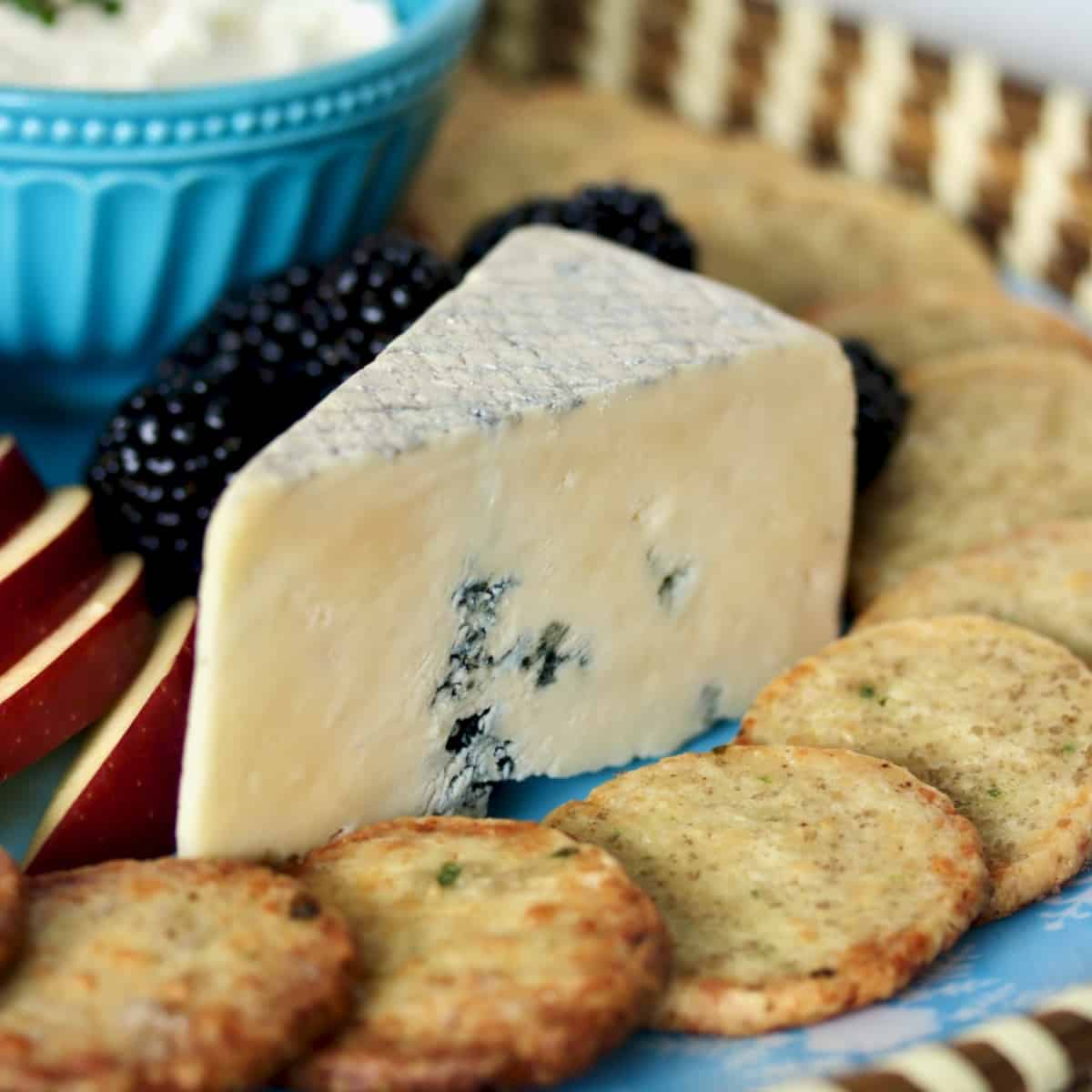 how to make smoked cheddar crackers for your next cheese plate