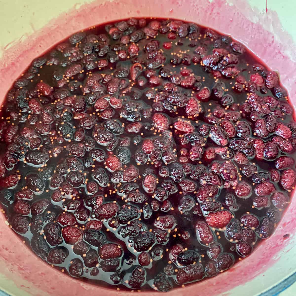 Jam it out stewed mulberries.