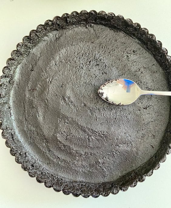 Chocolate cookie crust pressed into tat pan.