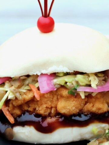 Fried chicken steam bun.