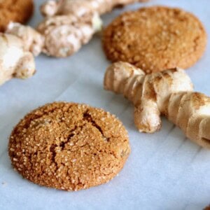 Fresh ginger and ginger cookies.