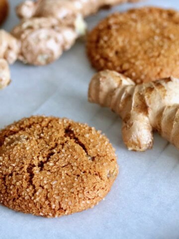Fresh ginger and ginger cookies.