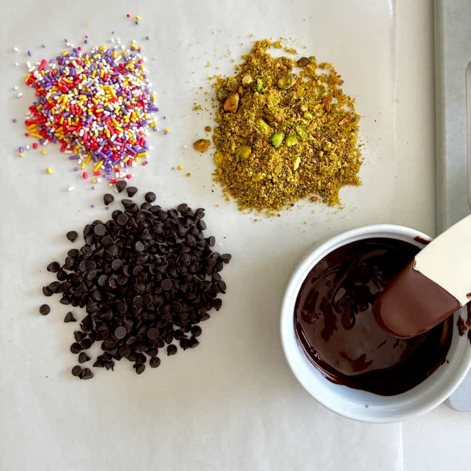 Cannoli garnishes.