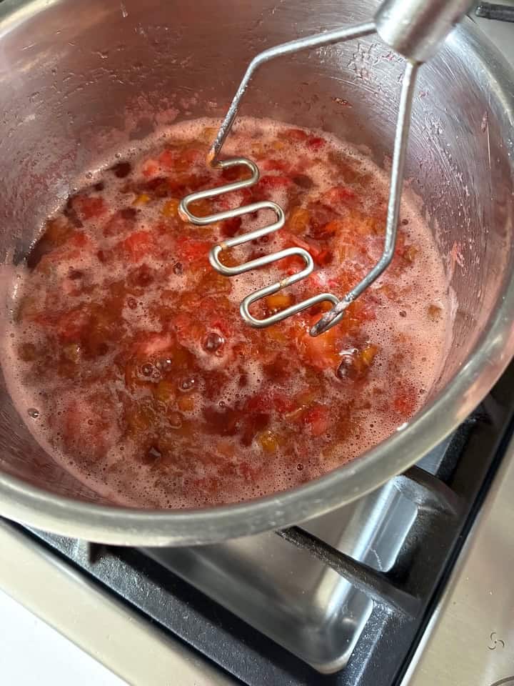 Boiling the jam.
